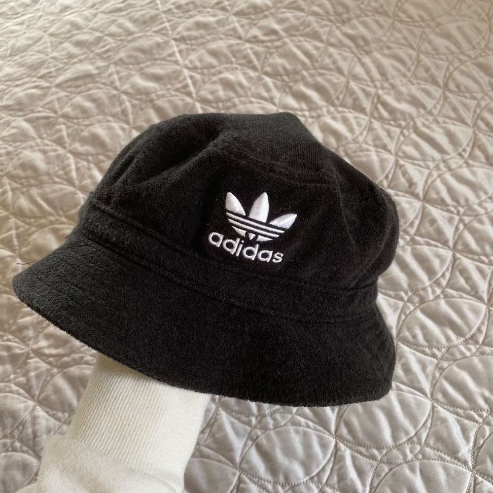 (SOLD) Adidas Bucket Hat🌟